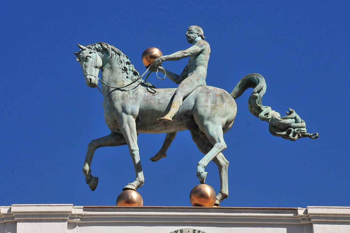 Escultura sobre el edificio del Ayuntamiento. 'El Instante Preciso'