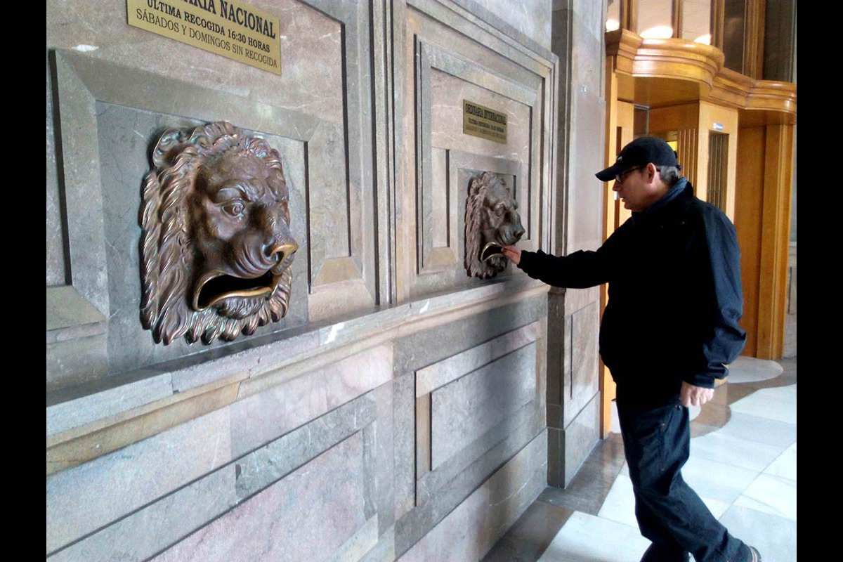 Bocas de león como buzones en el edificio central de Correos