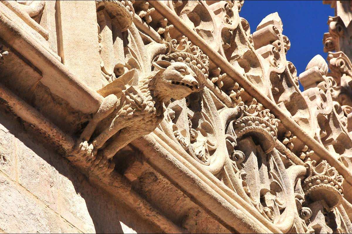 Górgolas de animales mitológicos en la Capilla Real