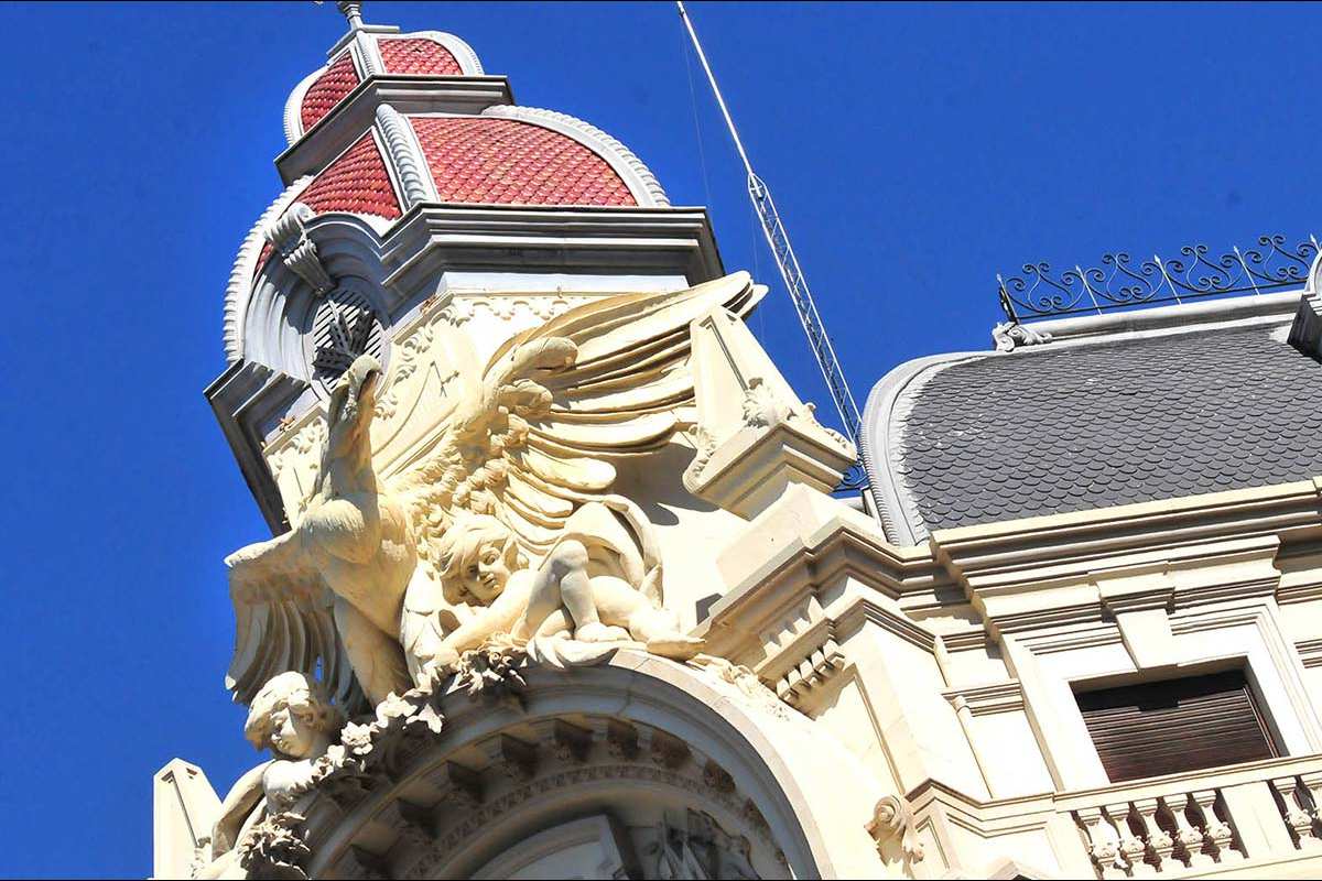 Un gran águila en el edificio de la Caja Rural en la Gran Vía.