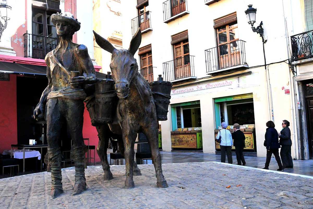 La escultura del Aguador con su asno en la plaza de la Romanilla