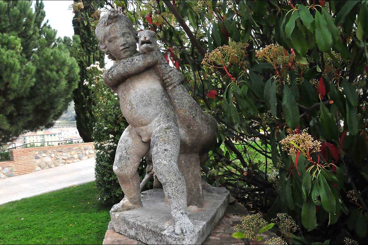Esculturas románmticas de ángeles y animales en el palacio de Quinta Alegre