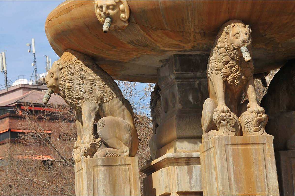 Leones en la fuente del Salón y la Bomba