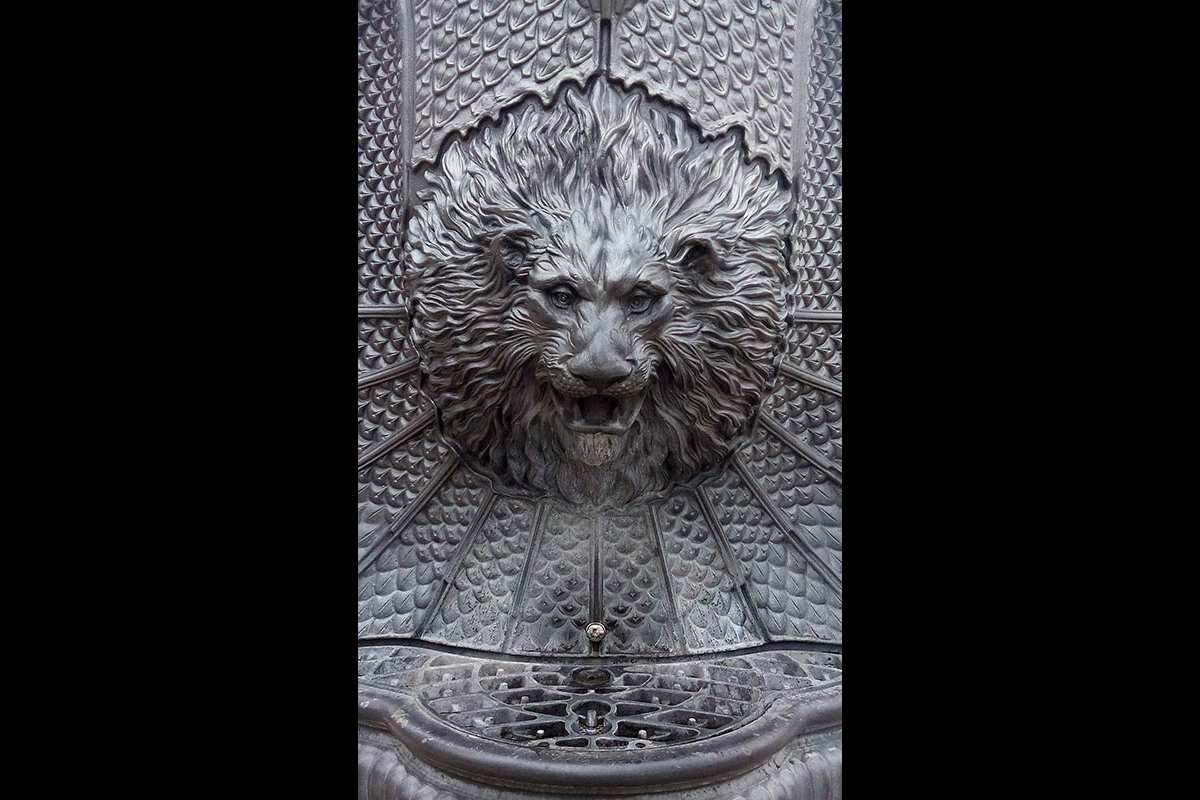Leones en las modernas fuentes-bebedero de Puerta Real