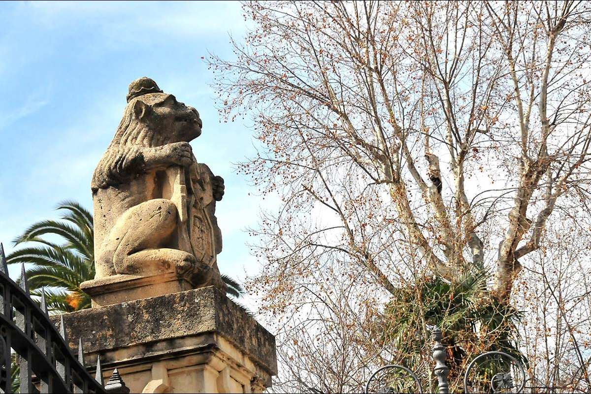 Leones en la entrada del Salón