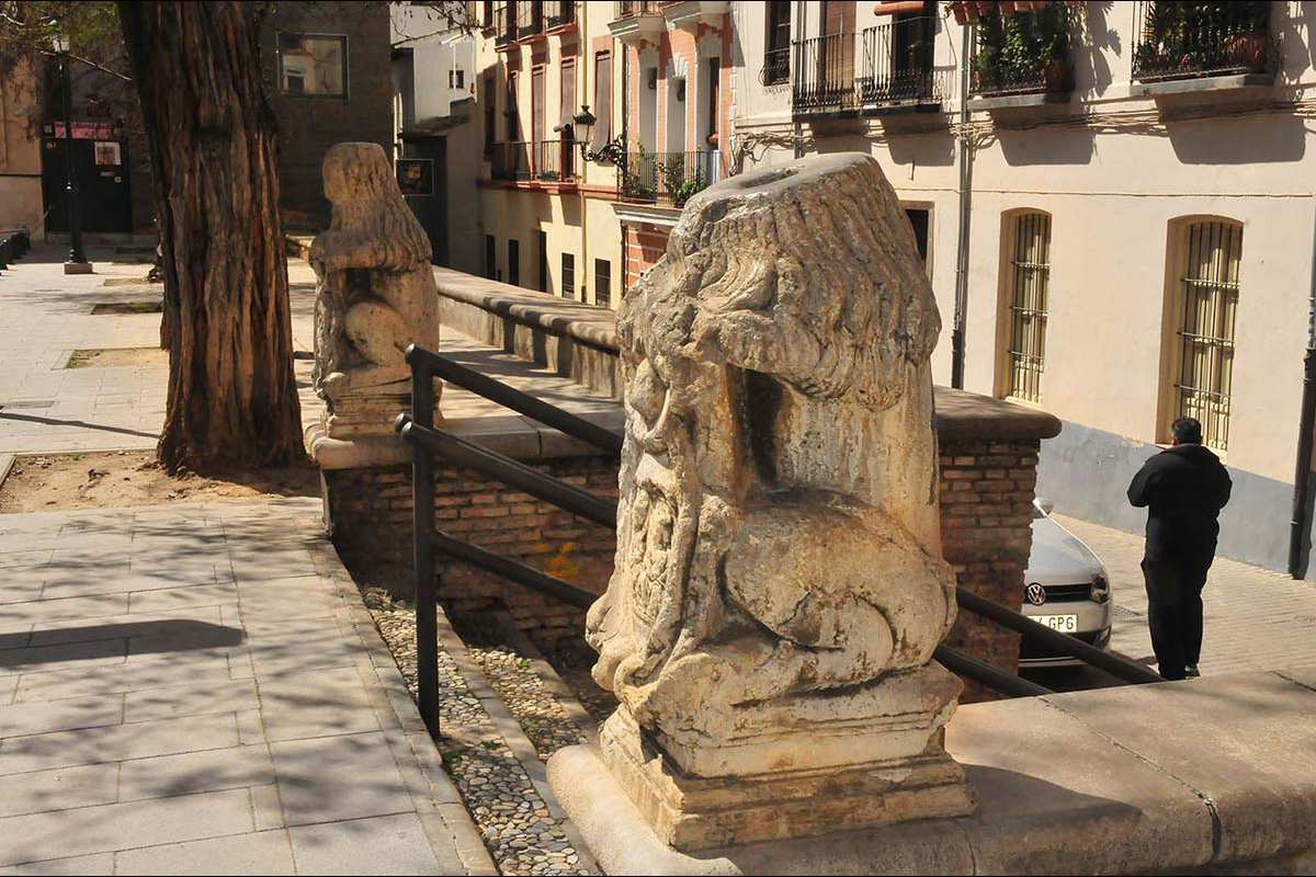 Los leones del puente del Genil originales, frente a Santo Domingo.