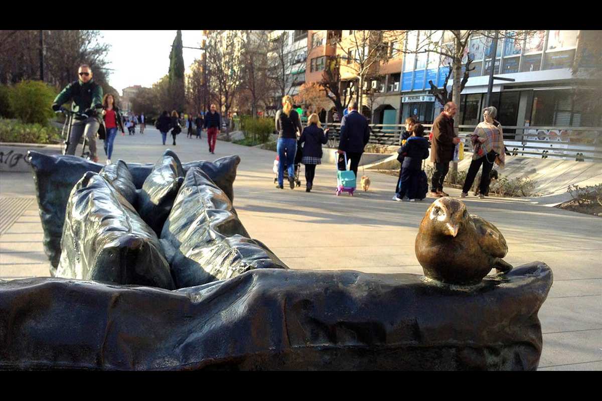 Un mirlo de bronce en las esculturas de la Avenida de Constitución