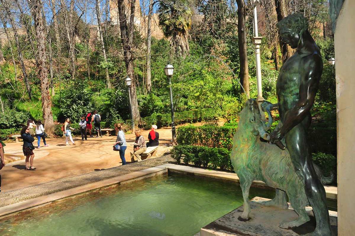 El carnero de la escultura homenaje a Ángel Ganivet en el paseo central de la Alhambra