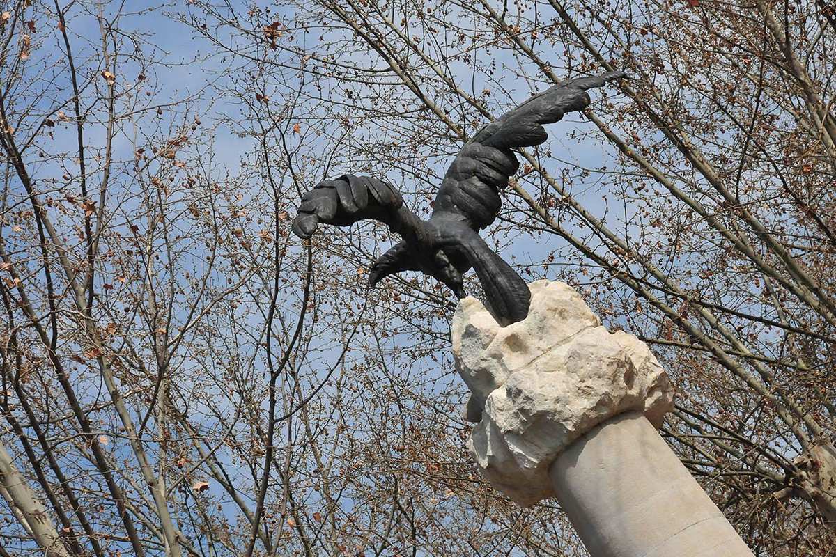 Águila en la columna homenaje al duque San Pedro de Galatino en la Bomba