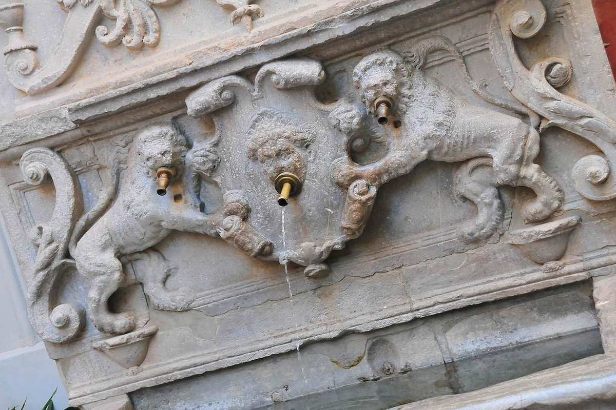 Leones en el pilar de la sacristía de la Basílica de las Angustias