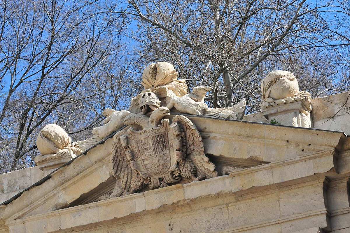 Águilas y granadas en la Puerta de las Granadas