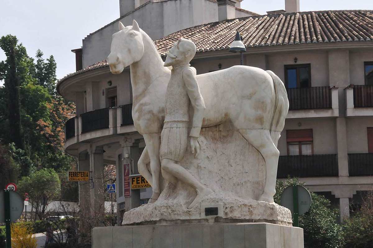 Don Quinote con su Rocinante, en la avenida de América