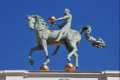 Escultura sobre el edificio del Ayuntamiento. 'El Instante Preciso'