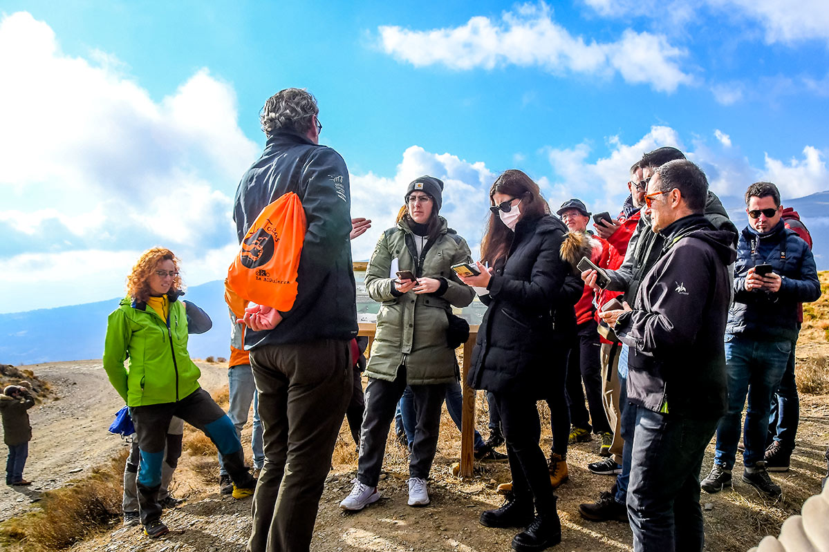 El director del Espacio Natural de Sierra Nevada, periodistas y miembros de UICM