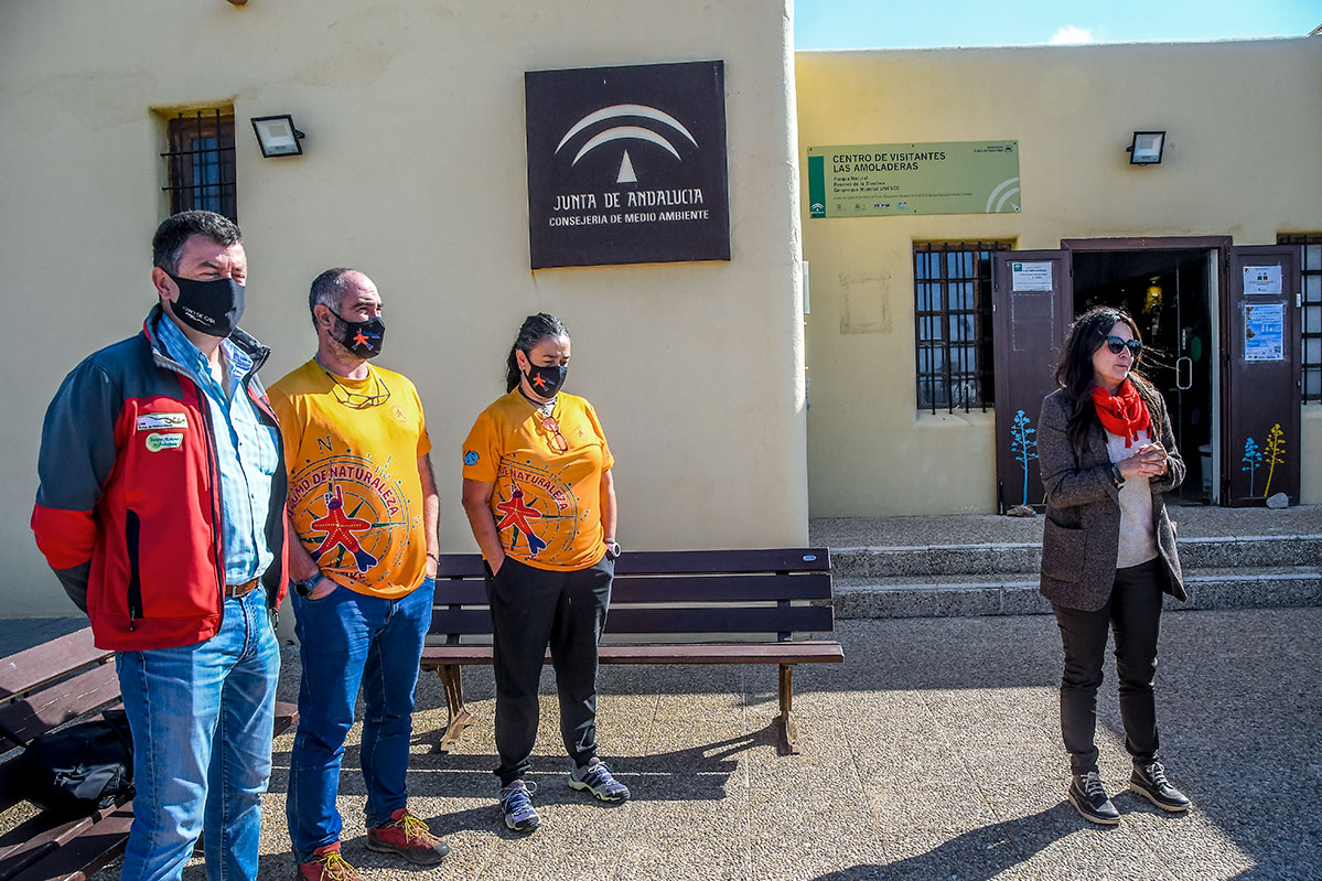 La directora del Parque Natural ACbo de Gata-Níjar y empresarios 
