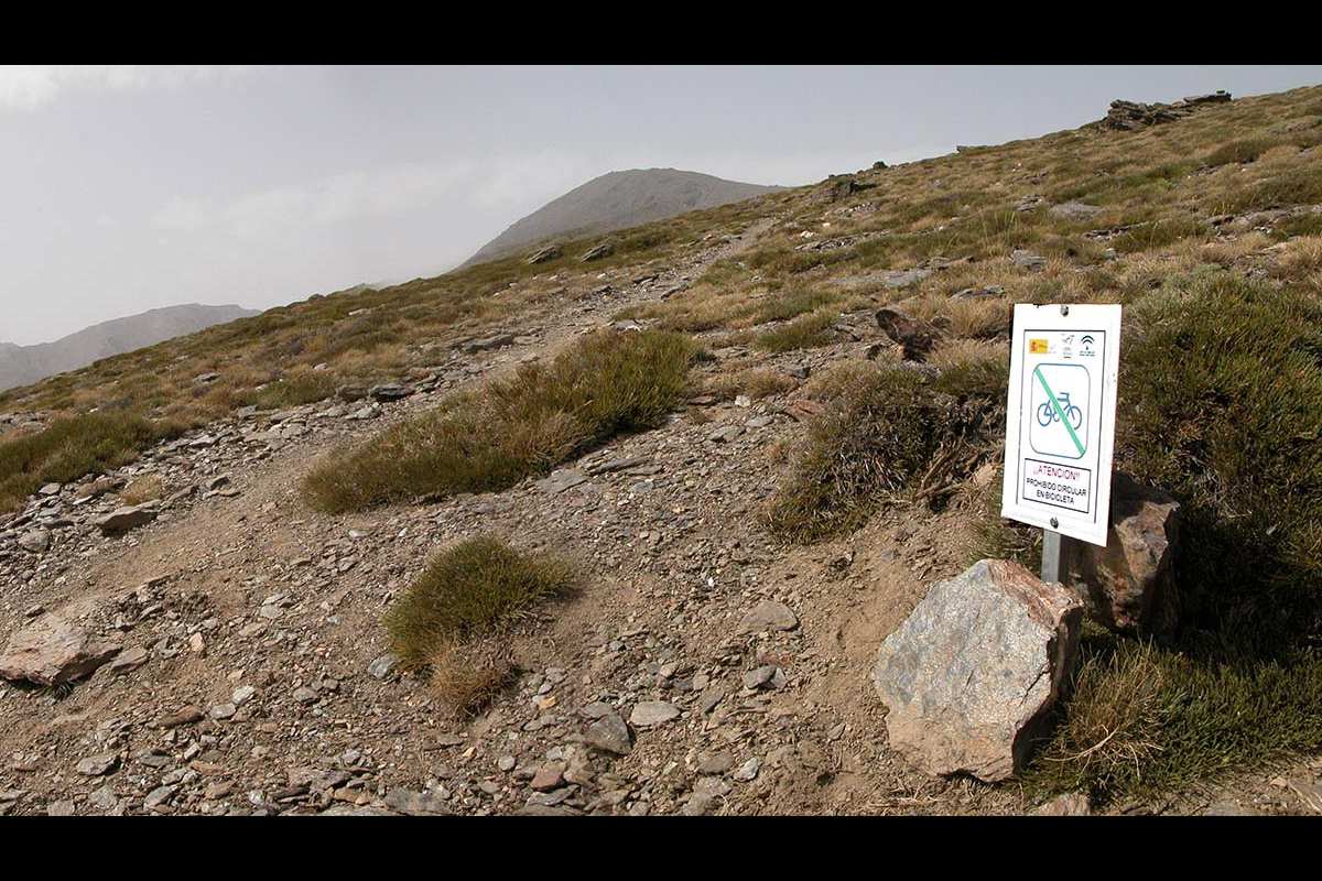 Prohibido circular en bicileta por la vereda hacia la cumbre
