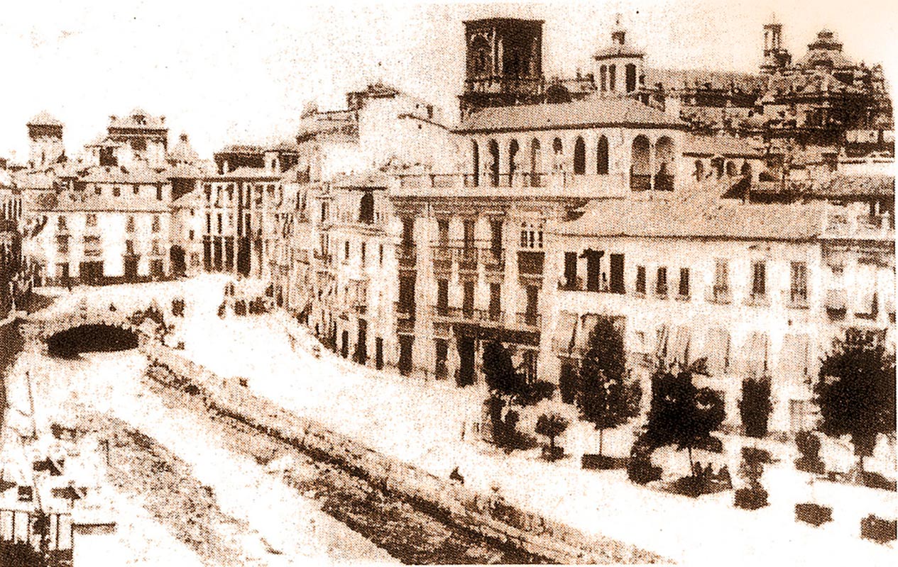 Imagen de Puerta Real, con el Darro abierto.