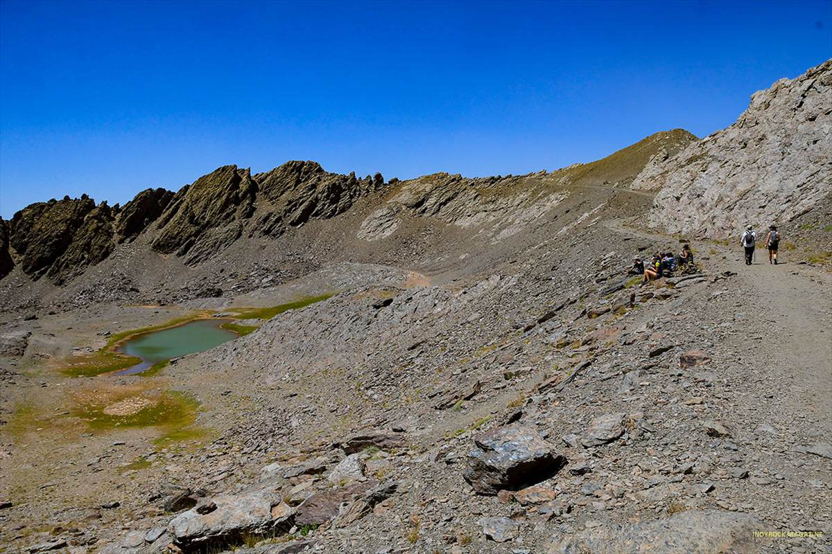 Laguna de río seco y senderistas
