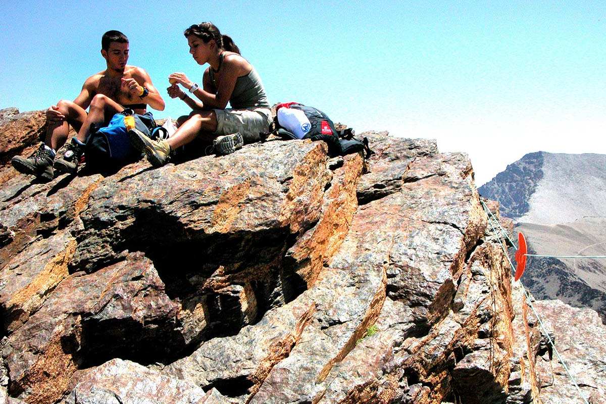 No dejar residuos, ni siquiera orgánicos, en la montaña. Comida en la cima del Veleta.