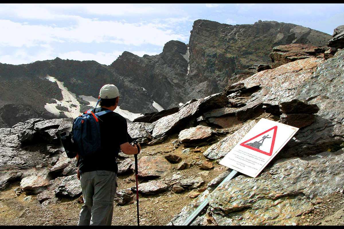 Cartel que avisa del peligro de subir a las rocas en el Veredón del Veleta.