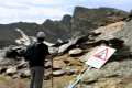 Cartel que avisa del peligro de subir a las rocas en el Veredón del Veleta.