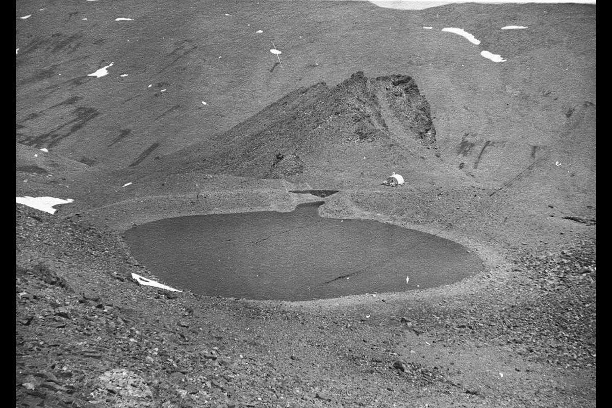 Fotografía de 1930 que dio lugar a la investigación. Ya estaba el rebaje de la morrena
